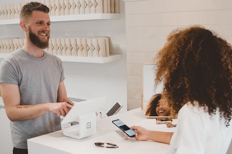 Reklamy produktowe e-commerce: jak AI zwiększa sprzedaż